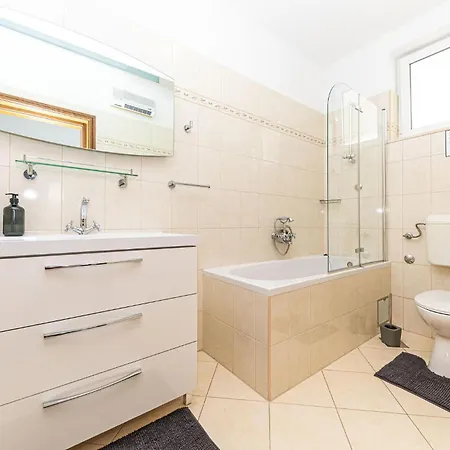 Three-bedroom In Kastel Stafilic *