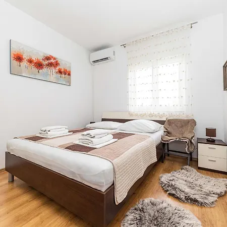 Casa de Férias Three-bedroom In Kastel Stafilic