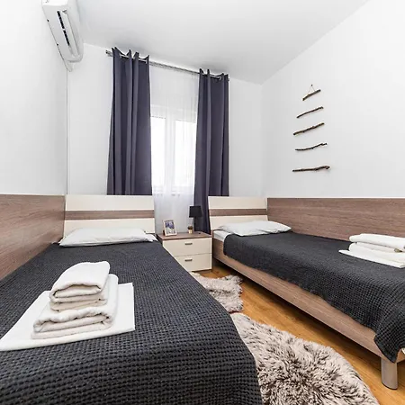 Casa de Férias Three-bedroom In Kastel Stafilic *