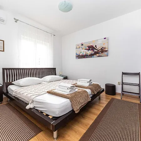 Three-bedroom In Kastel Stafilic *