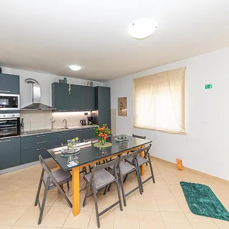Three-bedroom In Kastel Stafilic