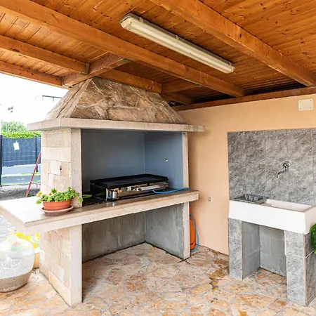 Three-bedroom In Kastel Stafilic Casa de Férias *