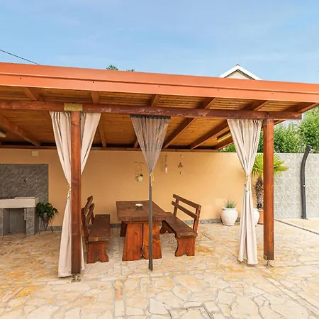 Casa de Férias Three-bedroom In Kastel Stafilic Kaštela
