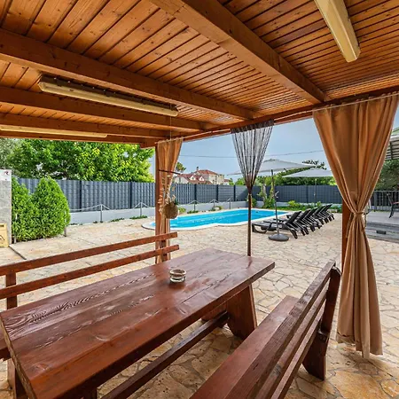 Casa de Férias Three-bedroom In Kastel Stafilic
