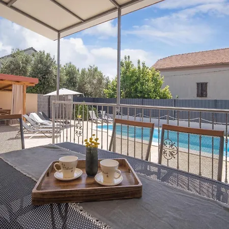 Casa de Férias Three-bedroom In Kastel Stafilic *