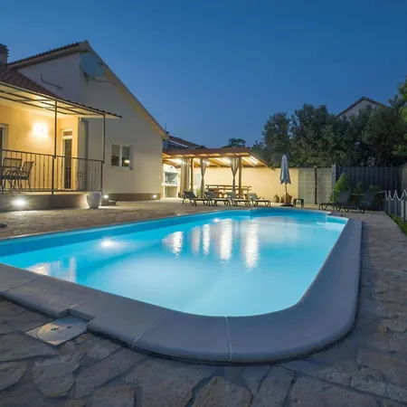 Three-bedroom In Kastel Stafilic Casa de Férias Kaštela