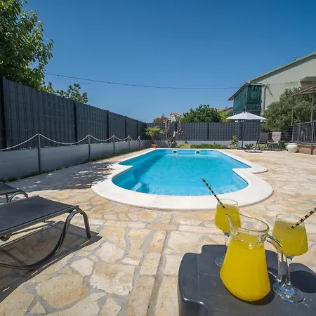 Three-bedroom In Kastel Stafilic *