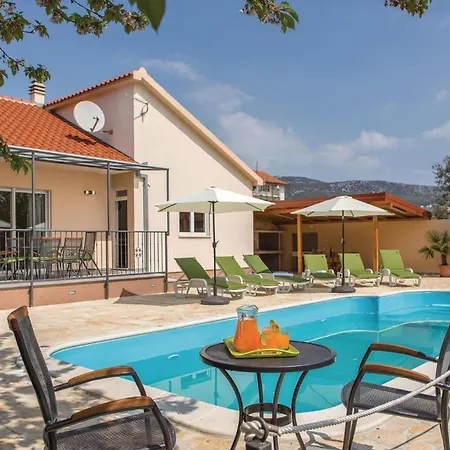 Three-bedroom In Kastel Stafilic Kaštela