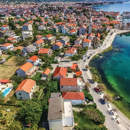 Casa de Férias Three-bedroom In Kastel Stafilic Kaštela