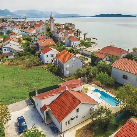 Casa de Férias Three-bedroom In Kastel Stafilic *